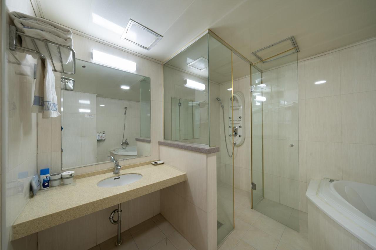 Symphony Hotel Suwon Bagian luar foto