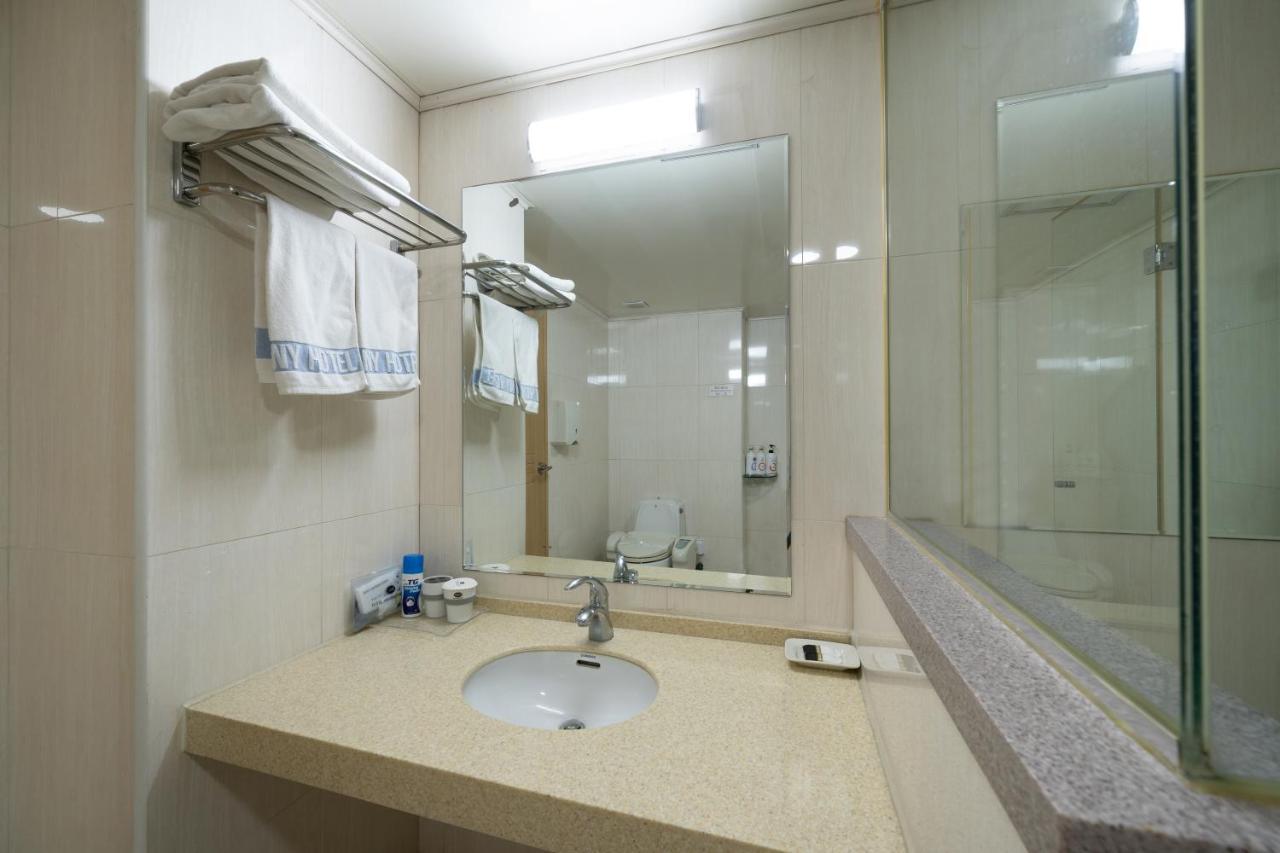 Symphony Hotel Suwon Bagian luar foto