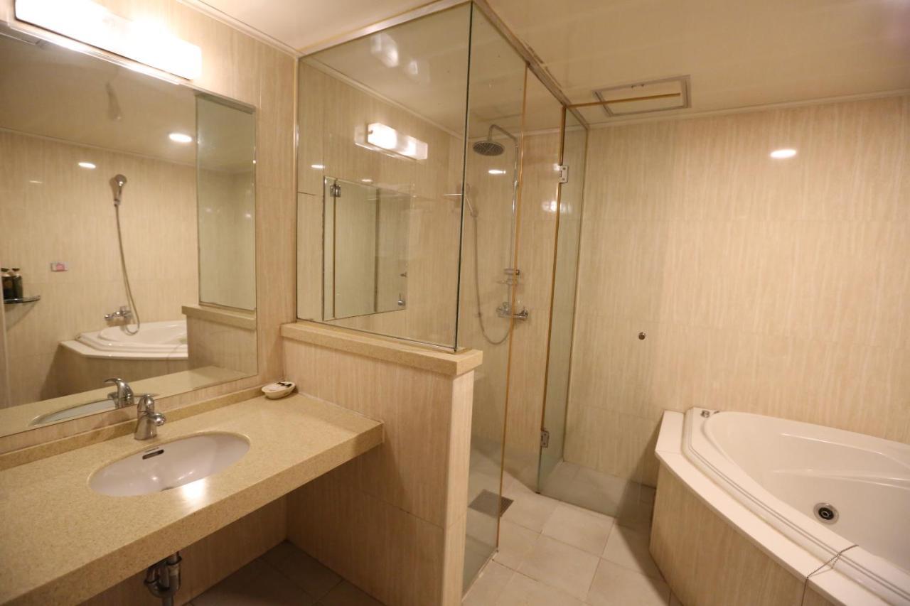 Symphony Hotel Suwon Bagian luar foto
