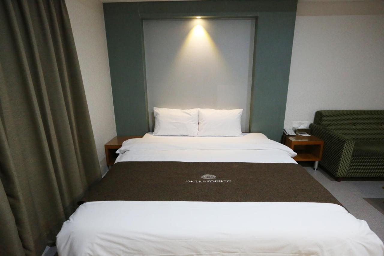 Symphony Hotel Suwon Bagian luar foto