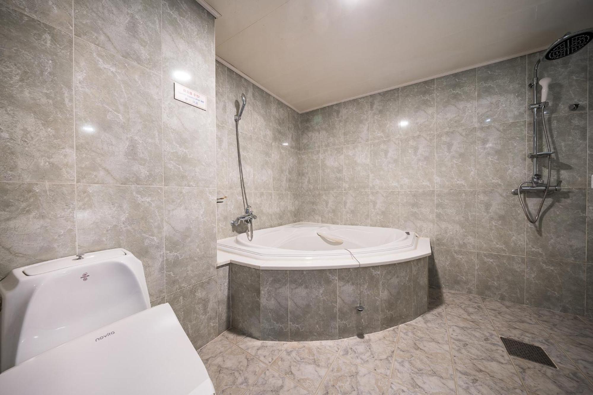 Symphony Hotel Suwon Bagian luar foto