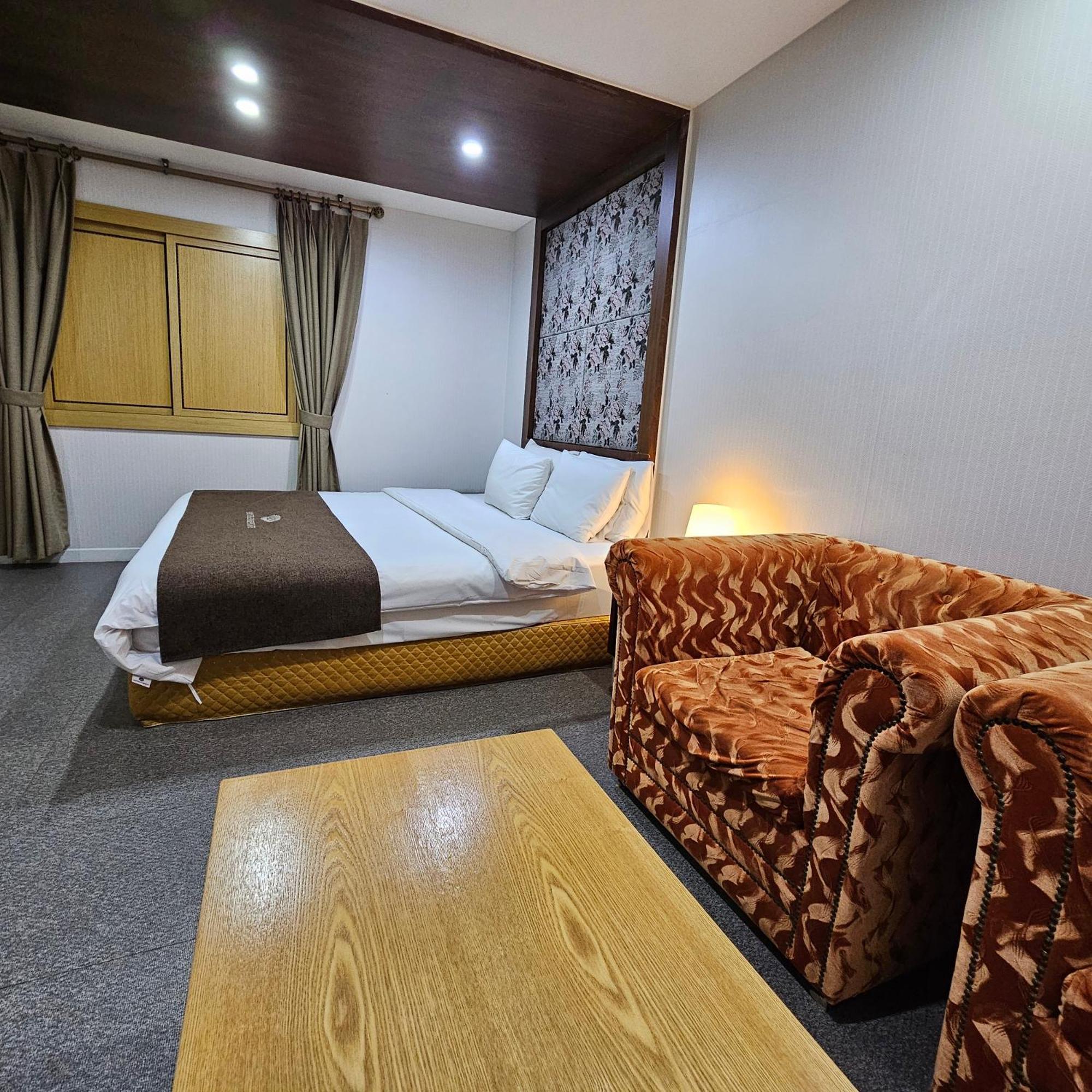Symphony Hotel Suwon Bagian luar foto