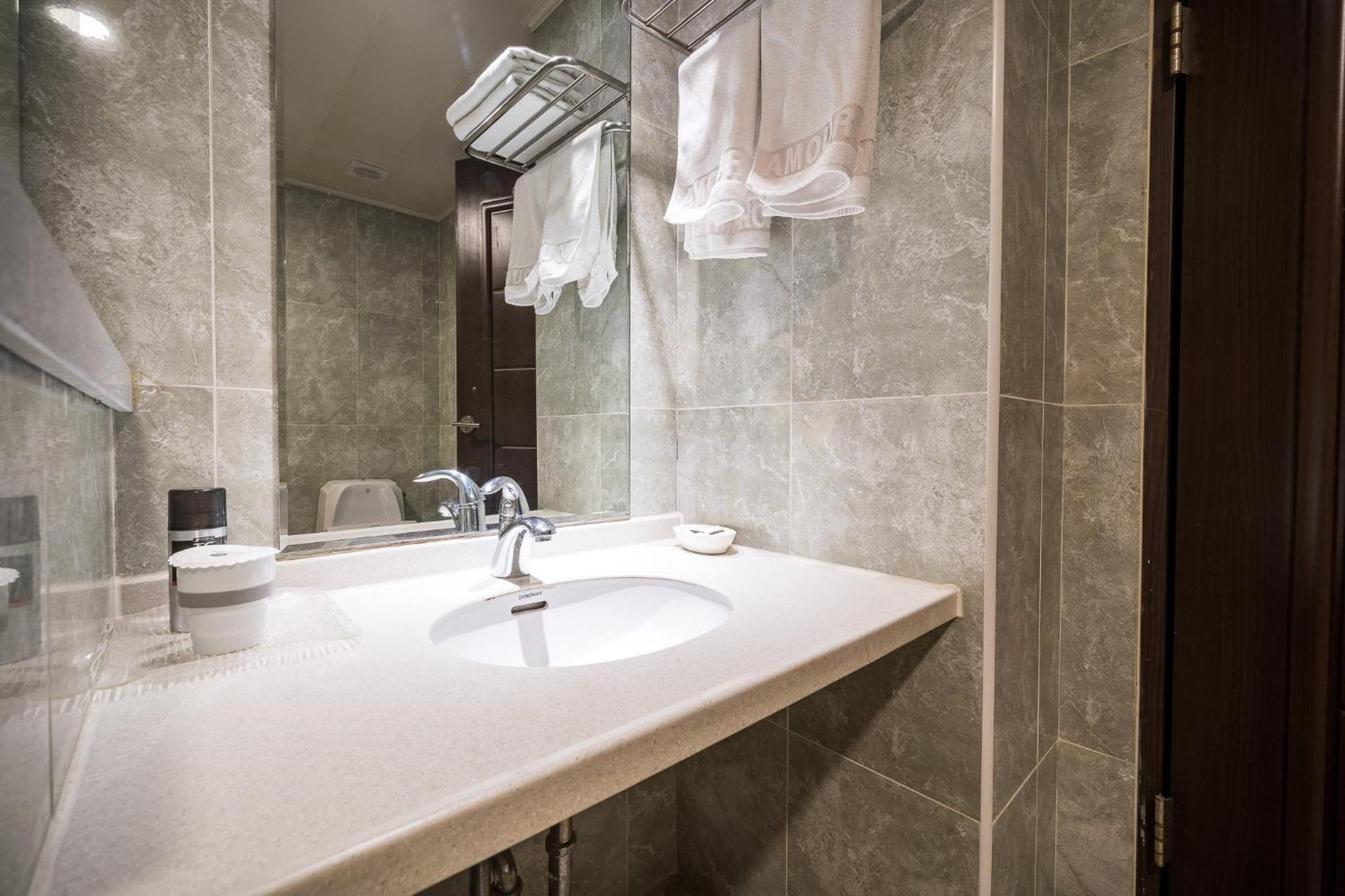 Symphony Hotel Suwon Bagian luar foto