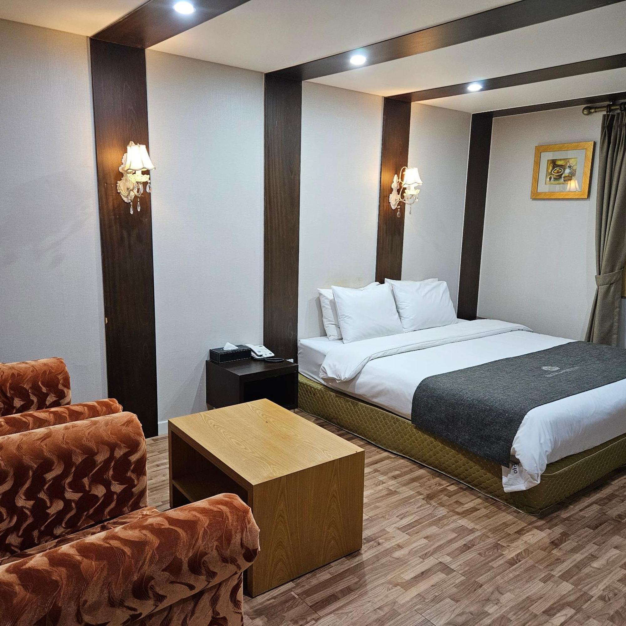 Symphony Hotel Suwon Bagian luar foto
