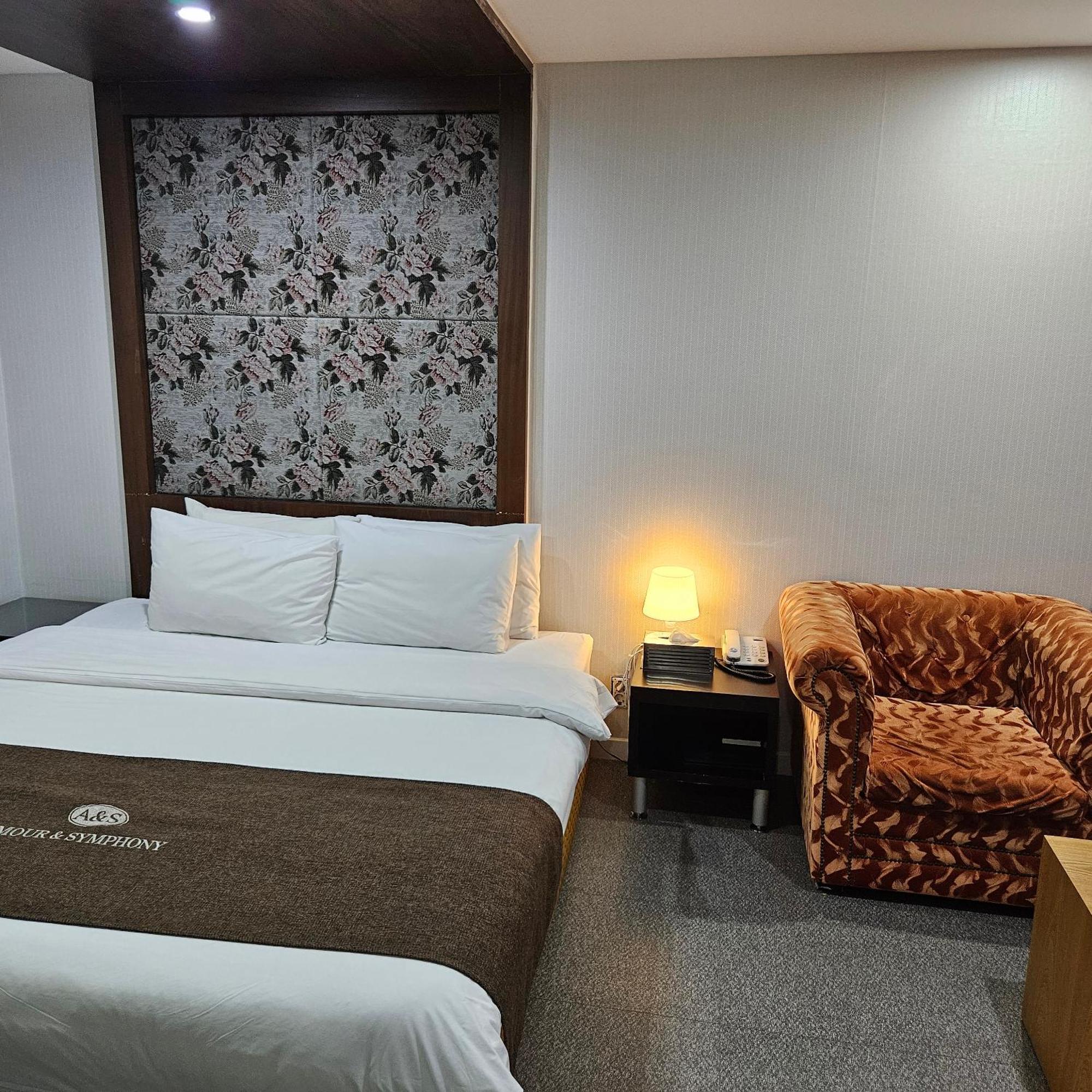 Symphony Hotel Suwon Bagian luar foto
