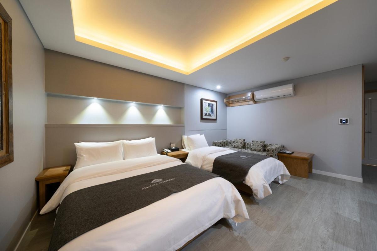 Symphony Hotel Suwon Bagian luar foto