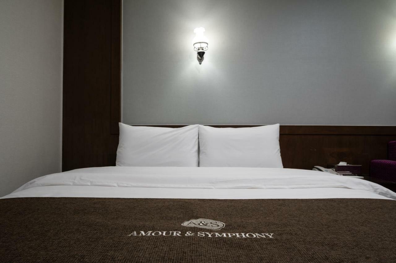 Symphony Hotel Suwon Bagian luar foto