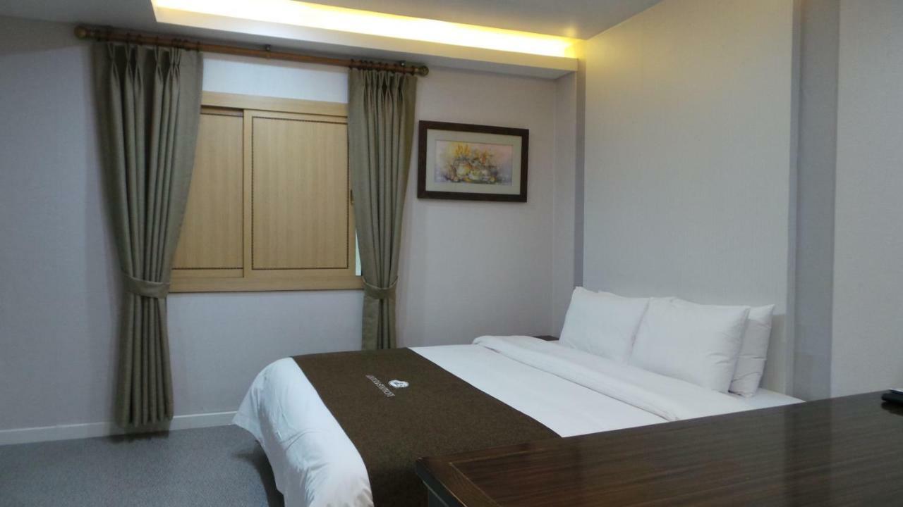 Symphony Hotel Suwon Bagian luar foto