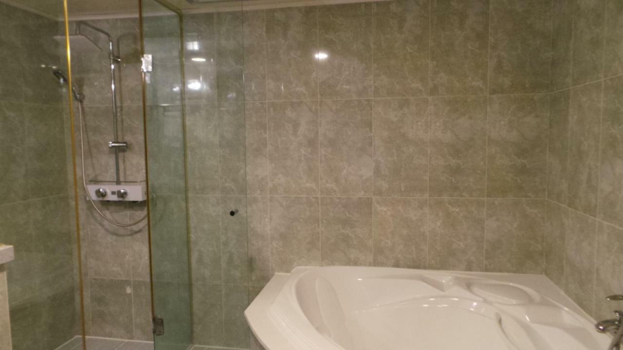 Symphony Hotel Suwon Bagian luar foto
