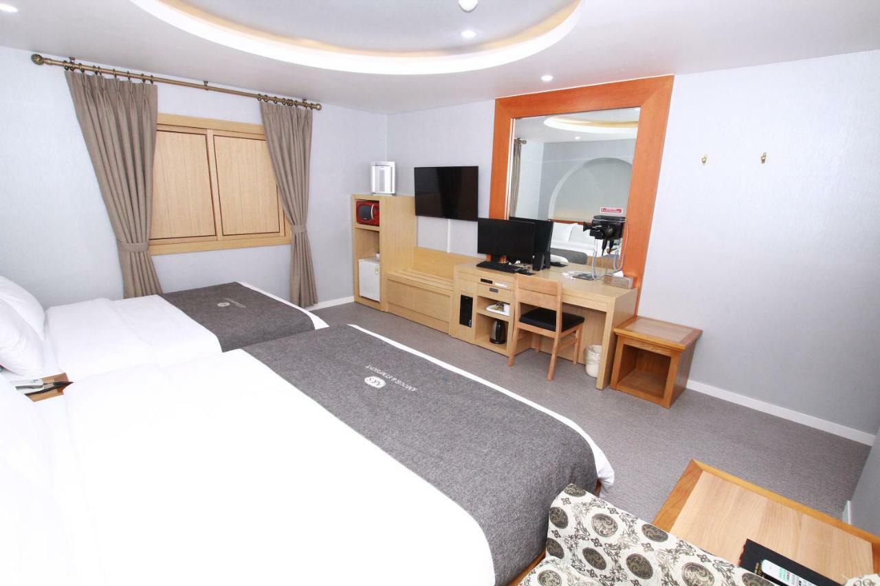 Symphony Hotel Suwon Bagian luar foto