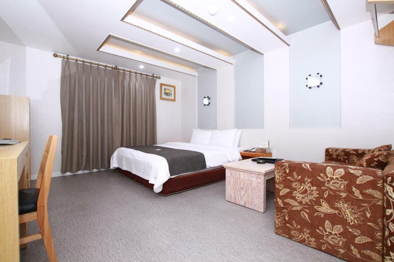 Symphony Hotel Suwon Bagian luar foto